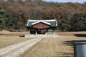 Spiritual transitions Holy Korean and Tibetan books. 3